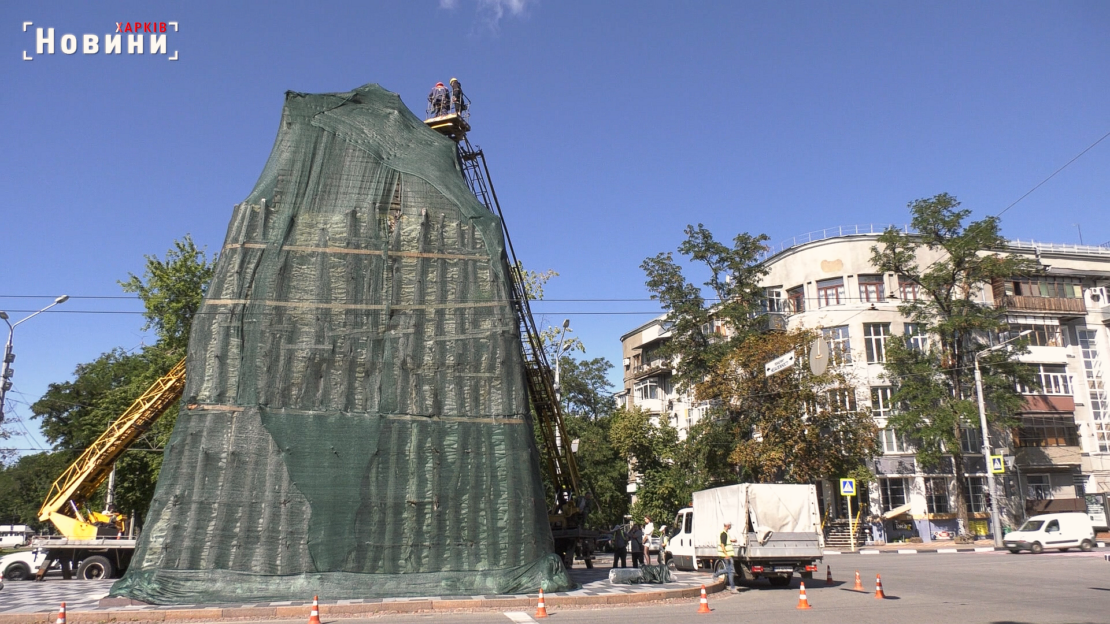 Комунальники на верхівці пам’ятника козаку Харьку: що відбувається з монументом?