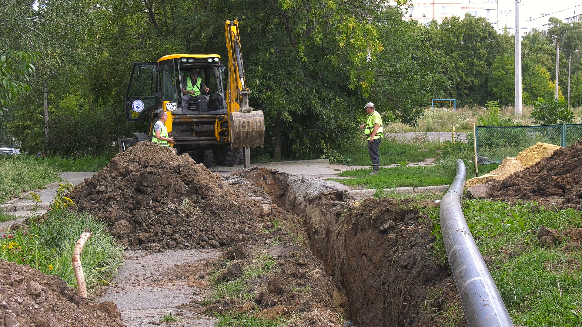 Без відключення води: у Харкові замінюють 400 метрів аварійної труби