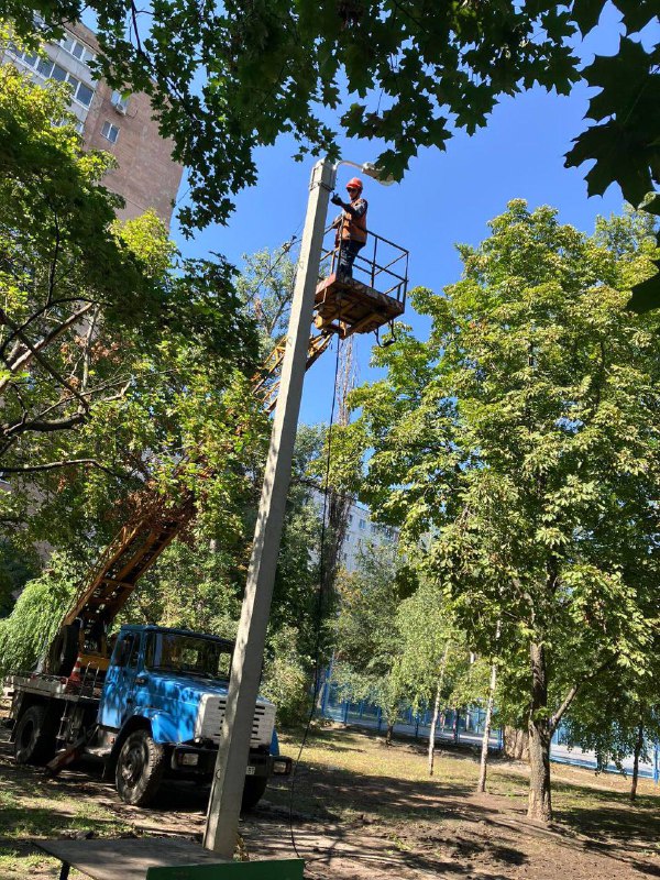 Комунальники Харкова усувають аварії на мережах зовнішнього освітлення (фото)