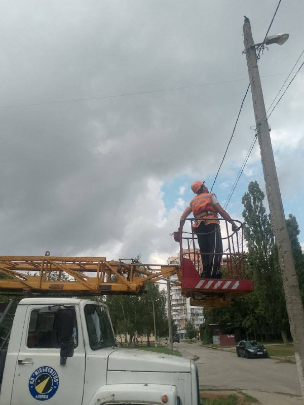 Комунальники Харкова усувають аварії на мережах зовнішнього освітлення (фото)