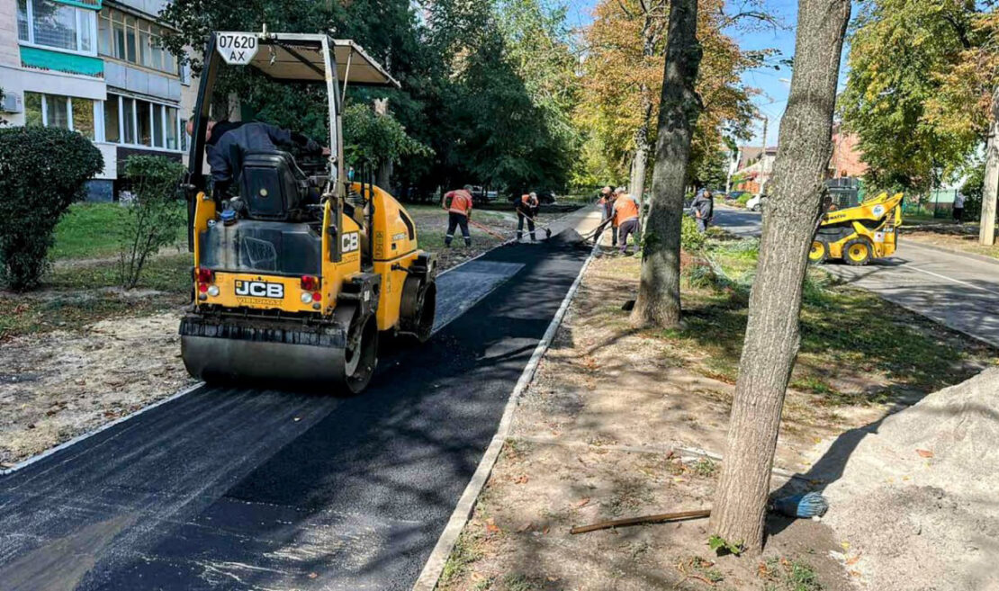 У Харкові ремонтують тротуари та наносять дорожню розмітку 
