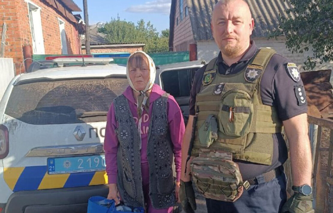 З прифронтової Харківщини евакуювали пенсіонерку з собакою