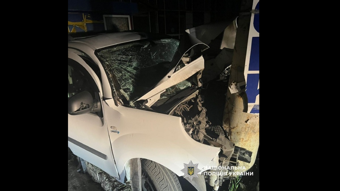 У Харкові водій Renault врізався в бетонний стовп та загинув