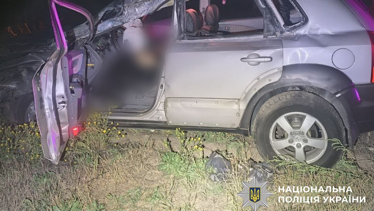 Під Харковом КАМАЗ не пропустив легковик: водій загинув, пасажирка в лікарні