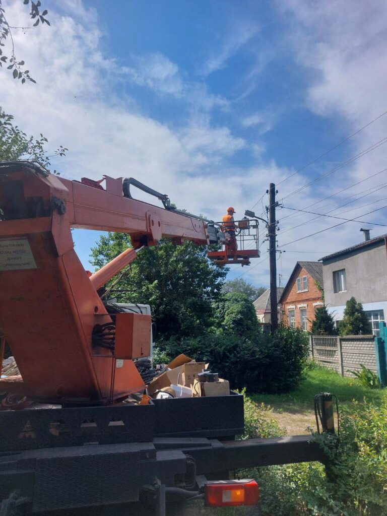Комунальники Харкова усувають аварії на мережах зовнішнього освітлення (фото)
