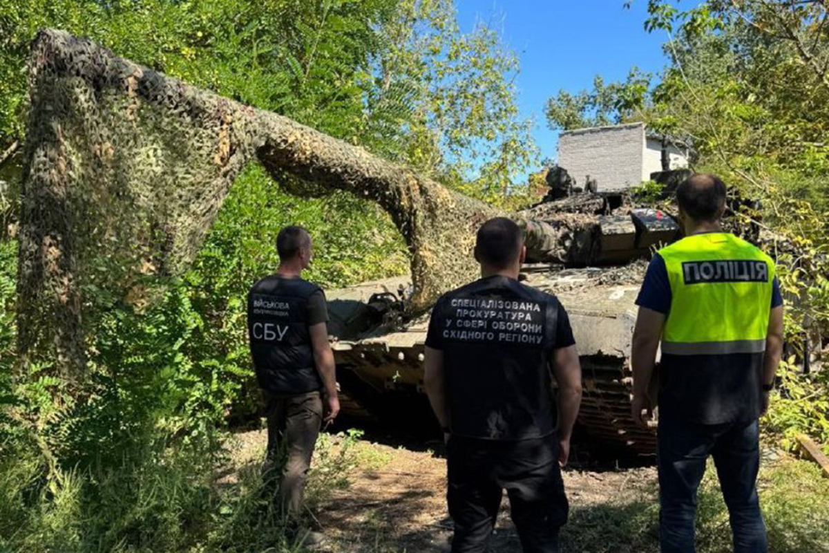 Поліцейські Харківщини передали трофейні танки на потреби ЗСУ