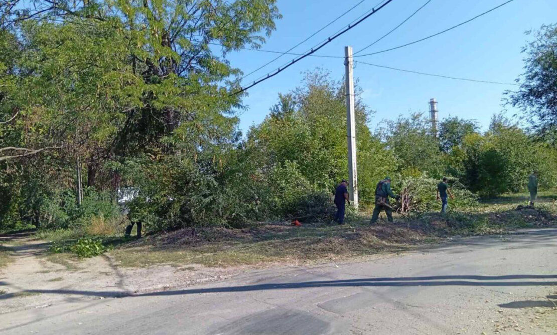 У парку Машинобудівників в Харкові наводять лад