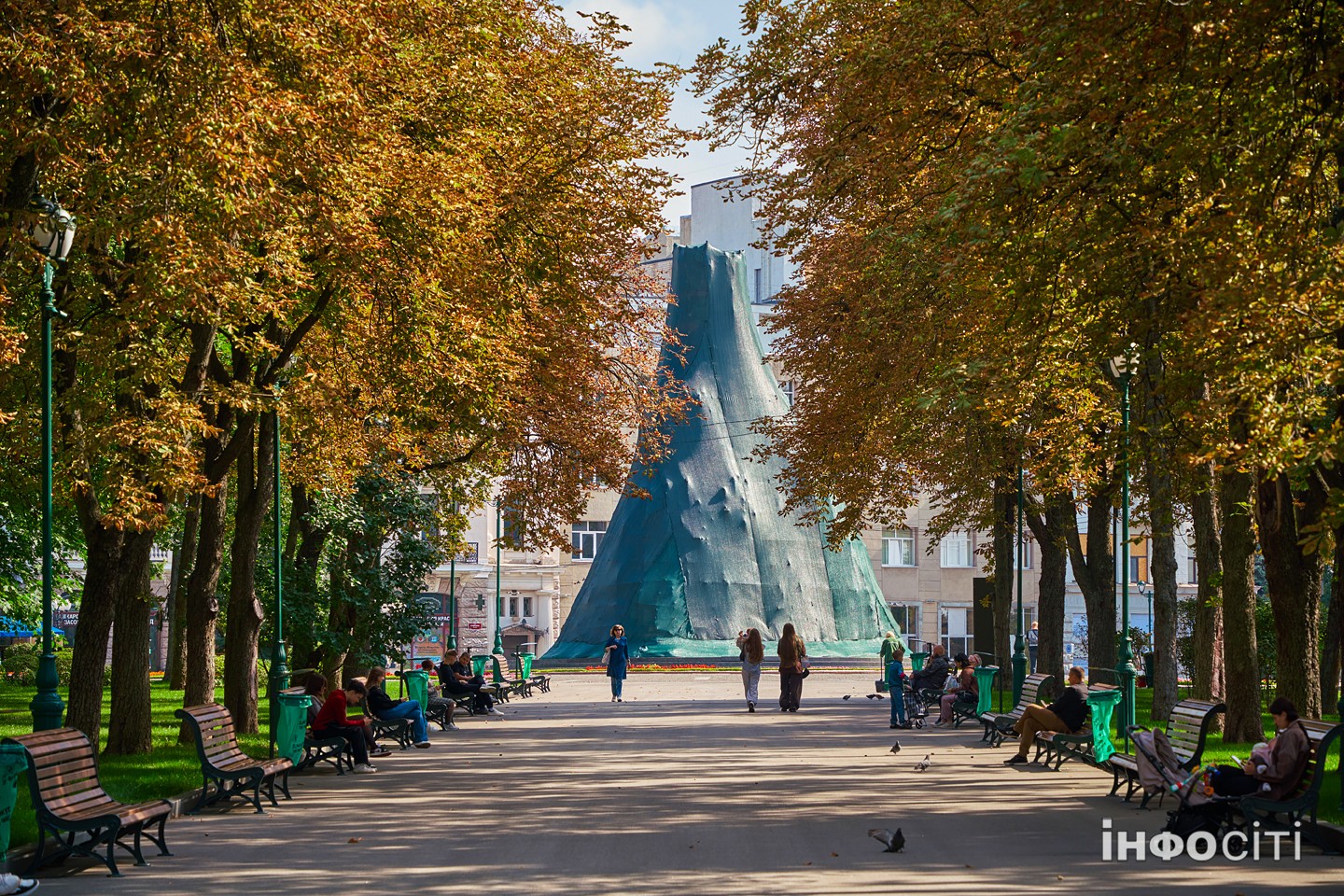 У парках Харкова з'явилися осінні барви - фото