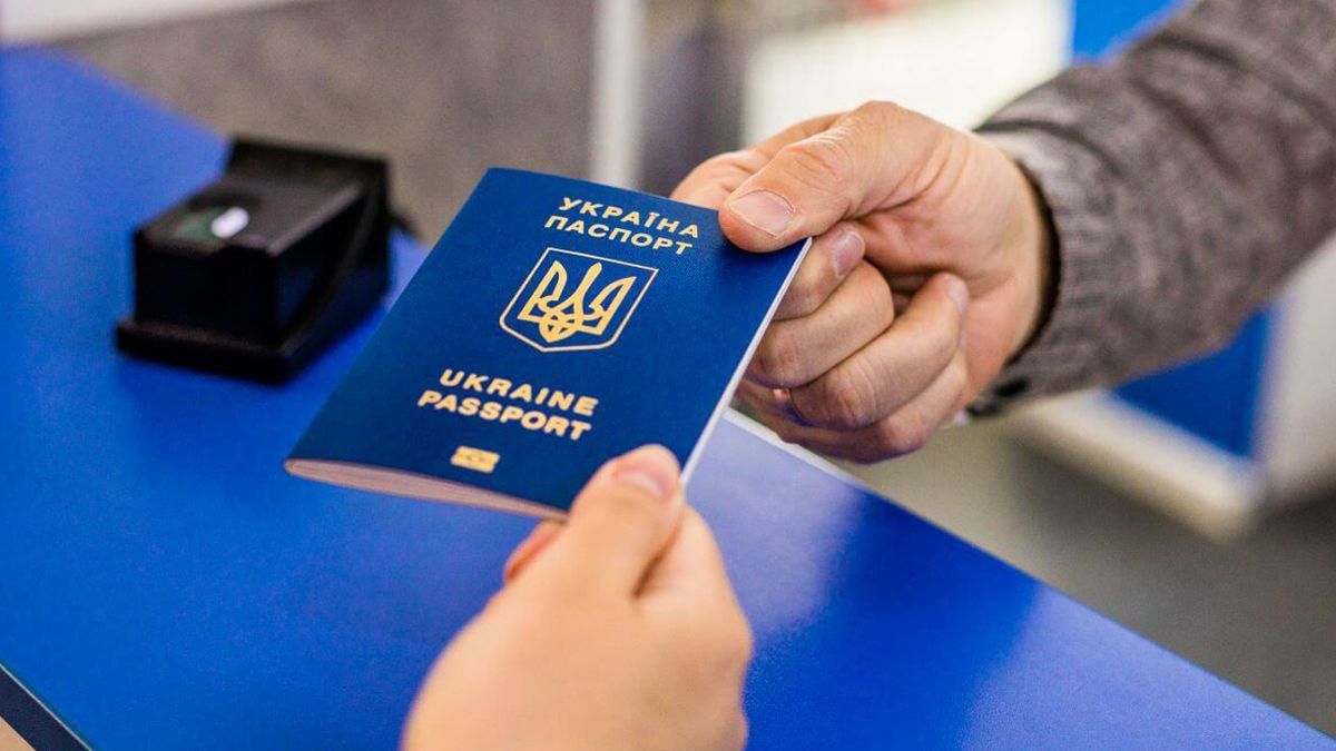 Як чоловікам за кордоном оформити паспорт: роз'яснення
