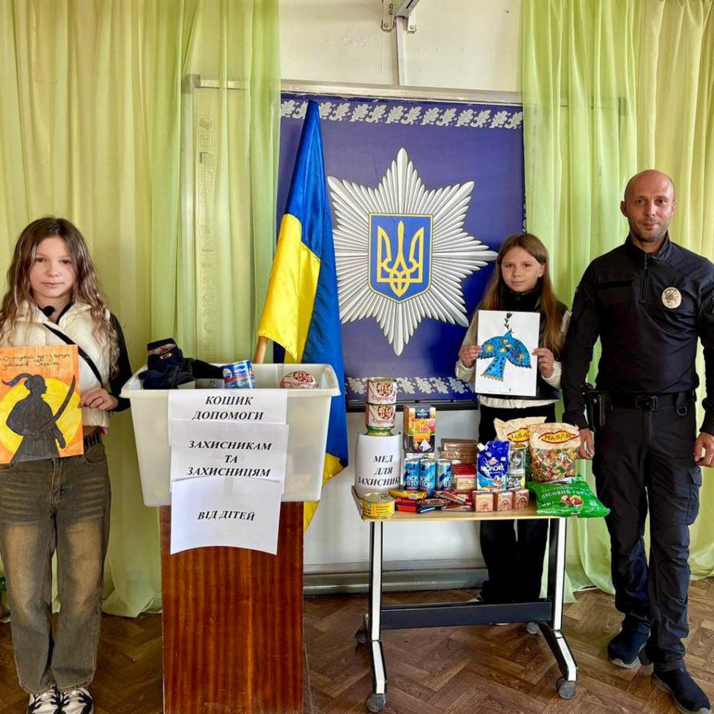 Діти Ізюмщини передали обереги, малюнки та подарунки воїнам до Дня захисників України