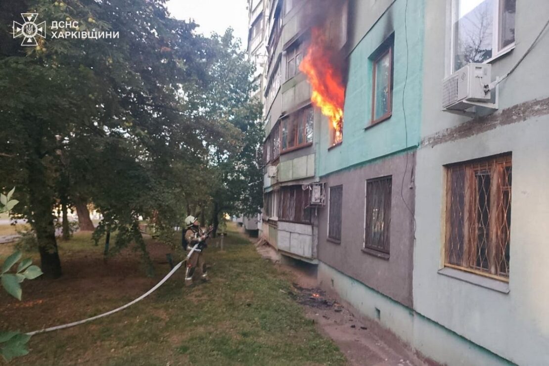 У Харкові горіла багатоповерхівка: бійці ДСНС врятували шістьох людей