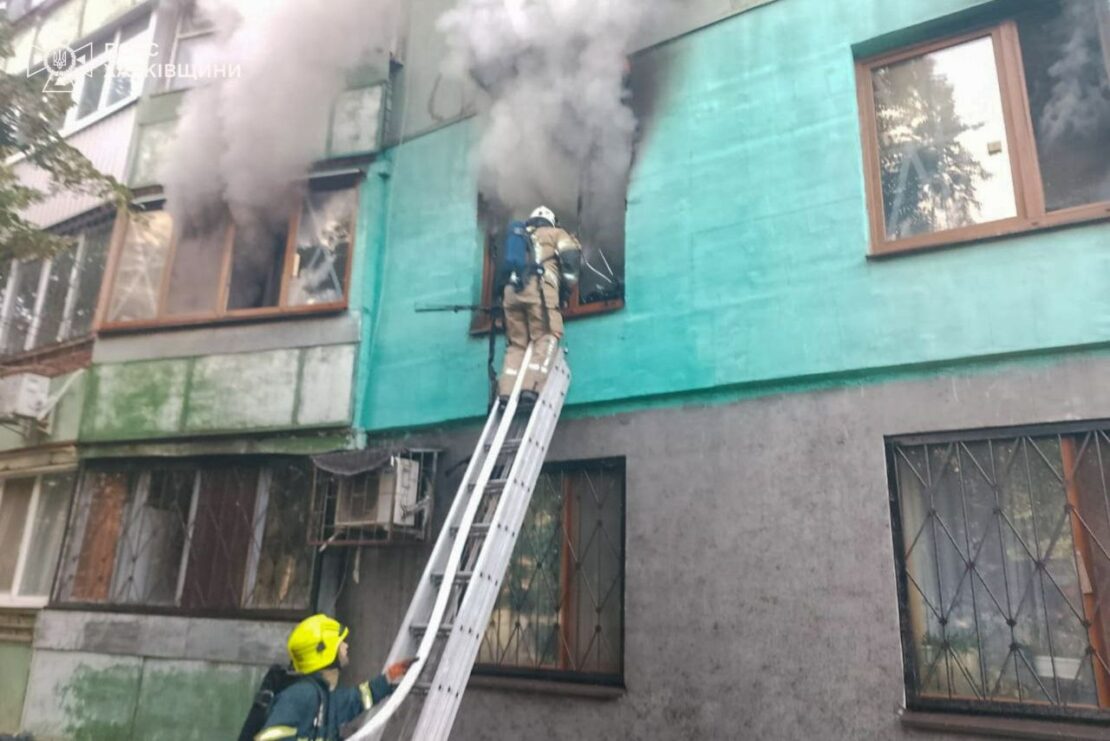 У Харкові горіла багатоповерхівка: бійці ДСНС врятували шістьох людей