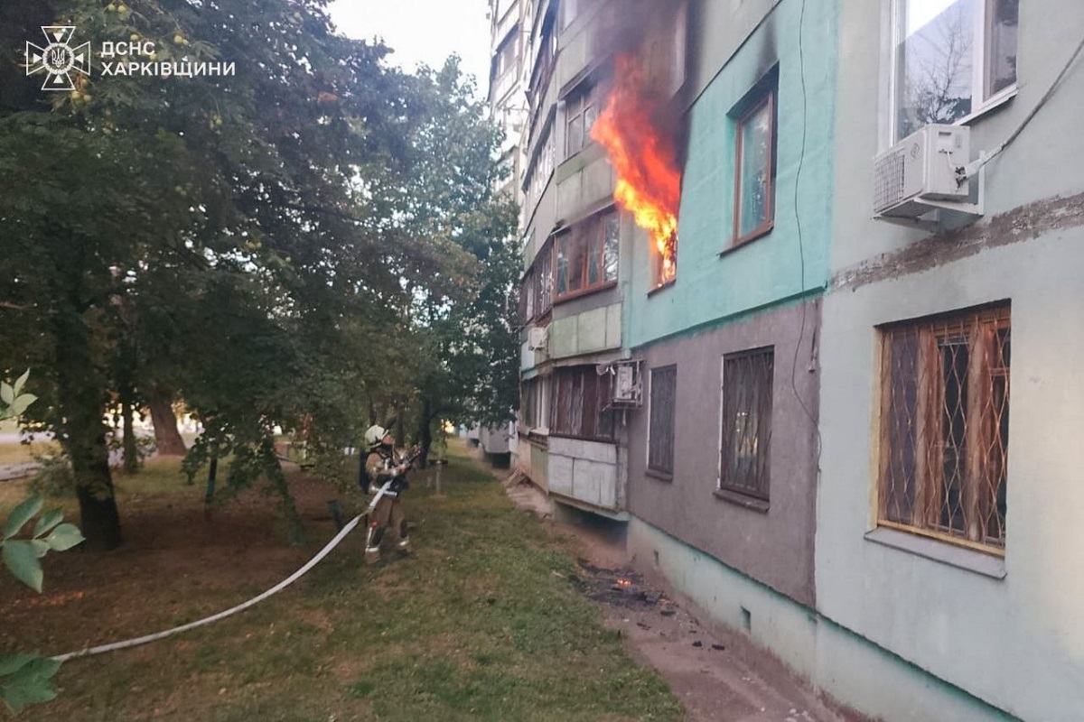 У Харкові горіла багатоповерхівка: бійці ДСНС врятували шістьох людей