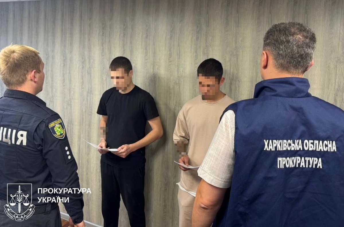 Замість державної допомоги знімали гроші з карток