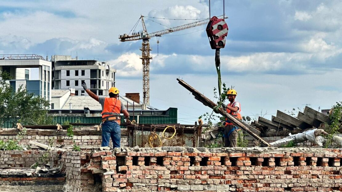 У Харкові почали відбудовувати п’ятиповерхівку на вул. Свободи