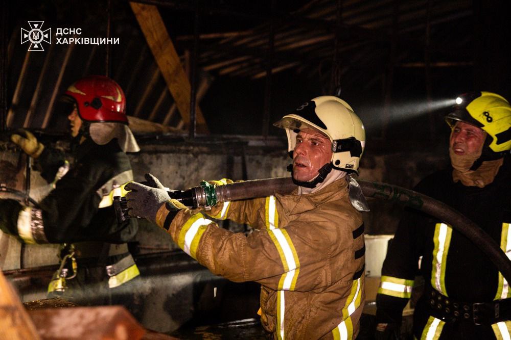 У Харкові рятувальники три години гасили пожежу на підприємстві