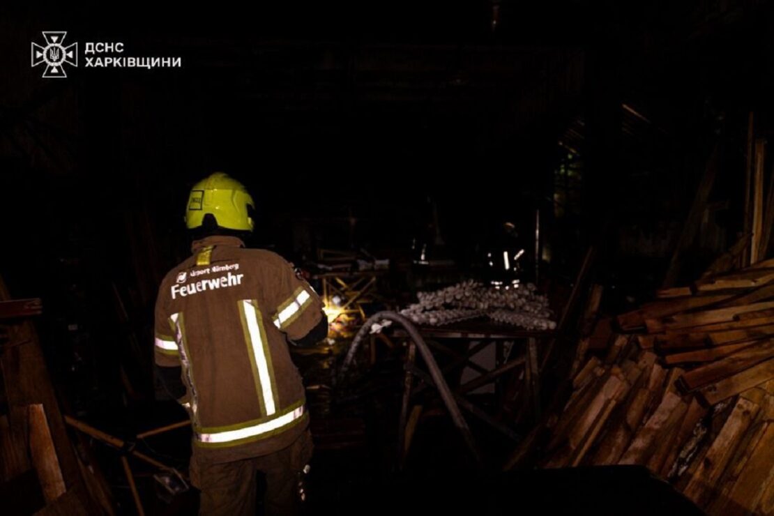 У Харкові рятувальники три години гасили пожежу на підприємстві