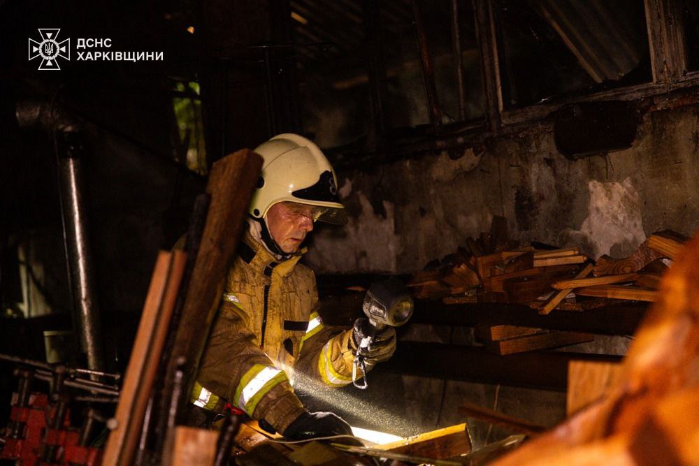 У Харкові рятувальники три години гасили пожежу на підприємстві