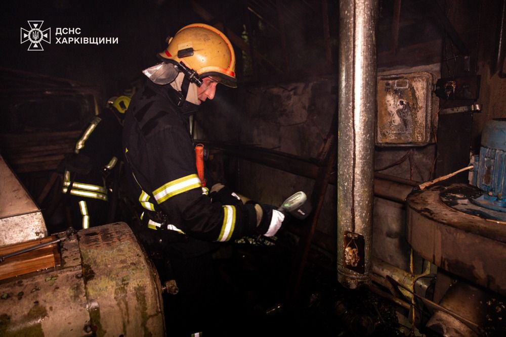 У Харкові рятувальники три години гасили пожежу на підприємстві