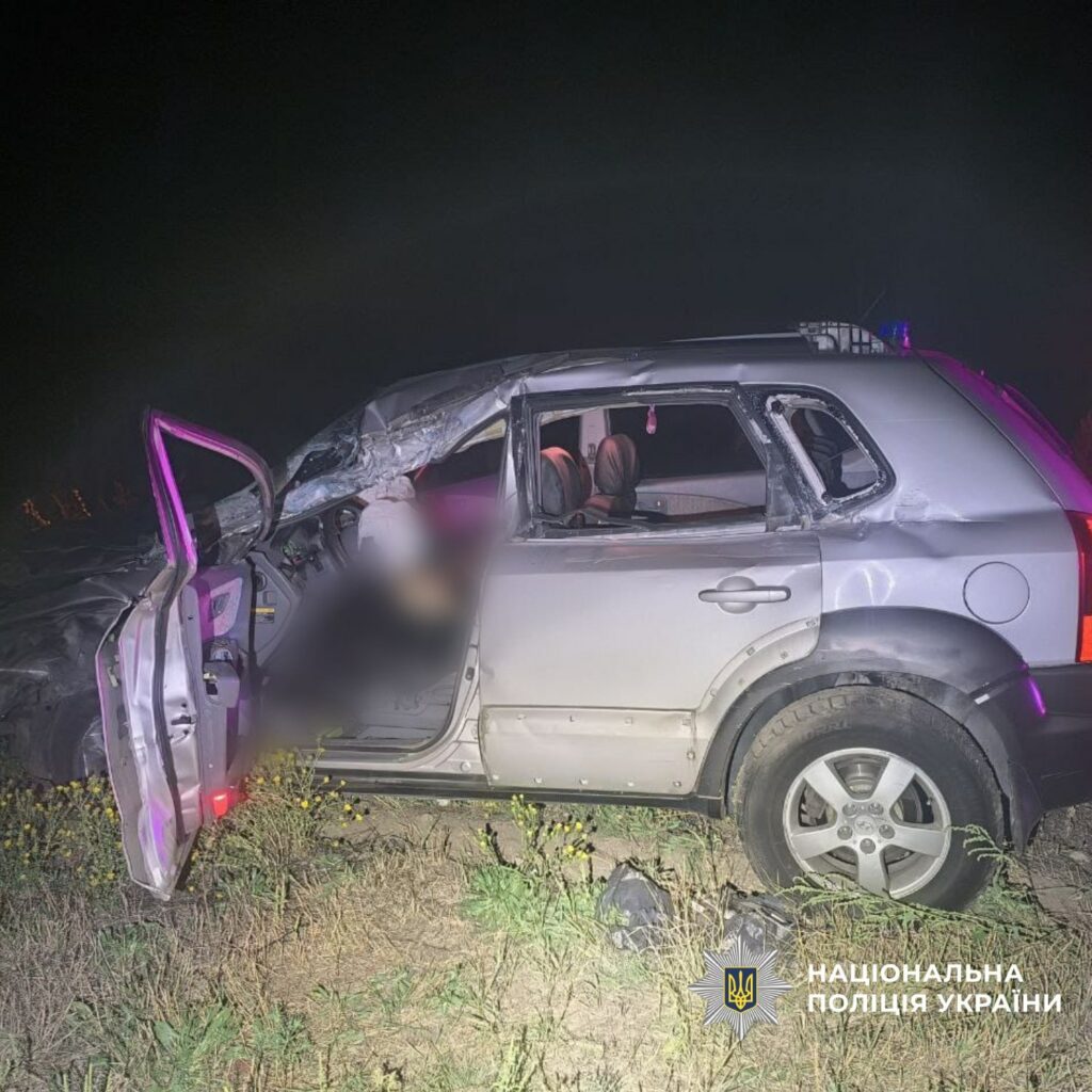 Під Харковом КАМАЗ не пропустив легковик: водій загинув, пасажирка в лікарні