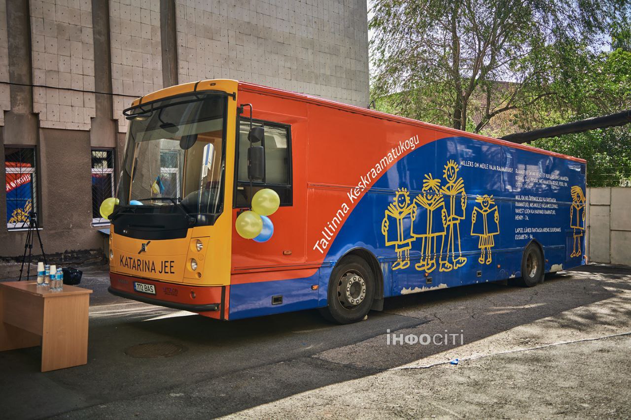 Бібліобус подарували естонці харківській бібліотеці