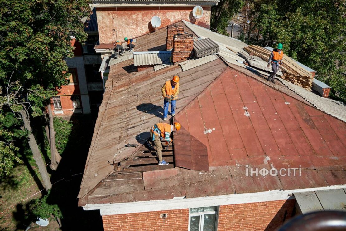 У Харкові ремонтують дахи після обстрілів (фото)
