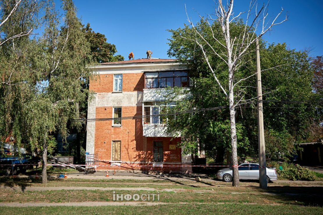 У Харкові ремонтують дахи після обстрілів (фото)