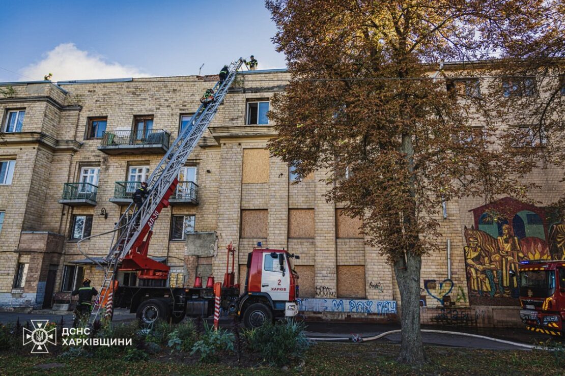 У Харкові горіли зруйнований обстрілом цех та дах будинку