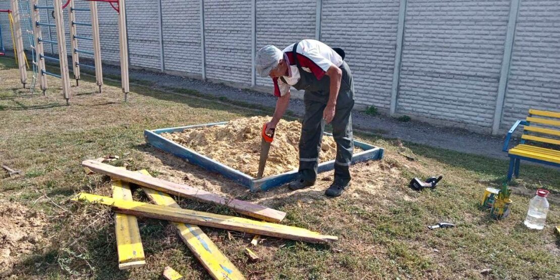 У Харкові комунальники вже розпочали сезон прибирання опалого листя