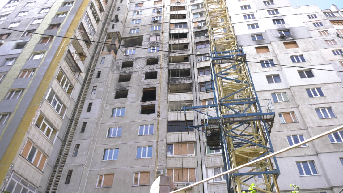 Увесь пронизаний війною: на Північній Салтівці відновлюють пошкоджену висотку