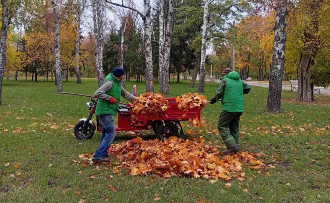 Комунальники наводять лад у парках Харкова