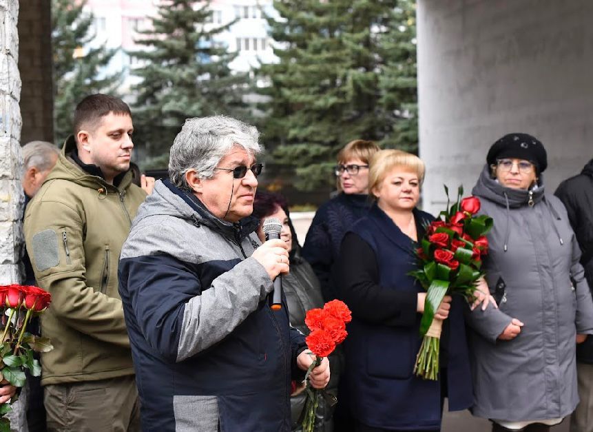 У Харкові відкрили меморіальну дошку на честь загиблого захисника Олександра Чорненького