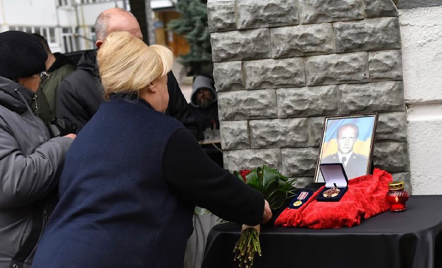 У Харкові відкрили меморіальну дошку на честь загиблого захисника Олександра Чорненького