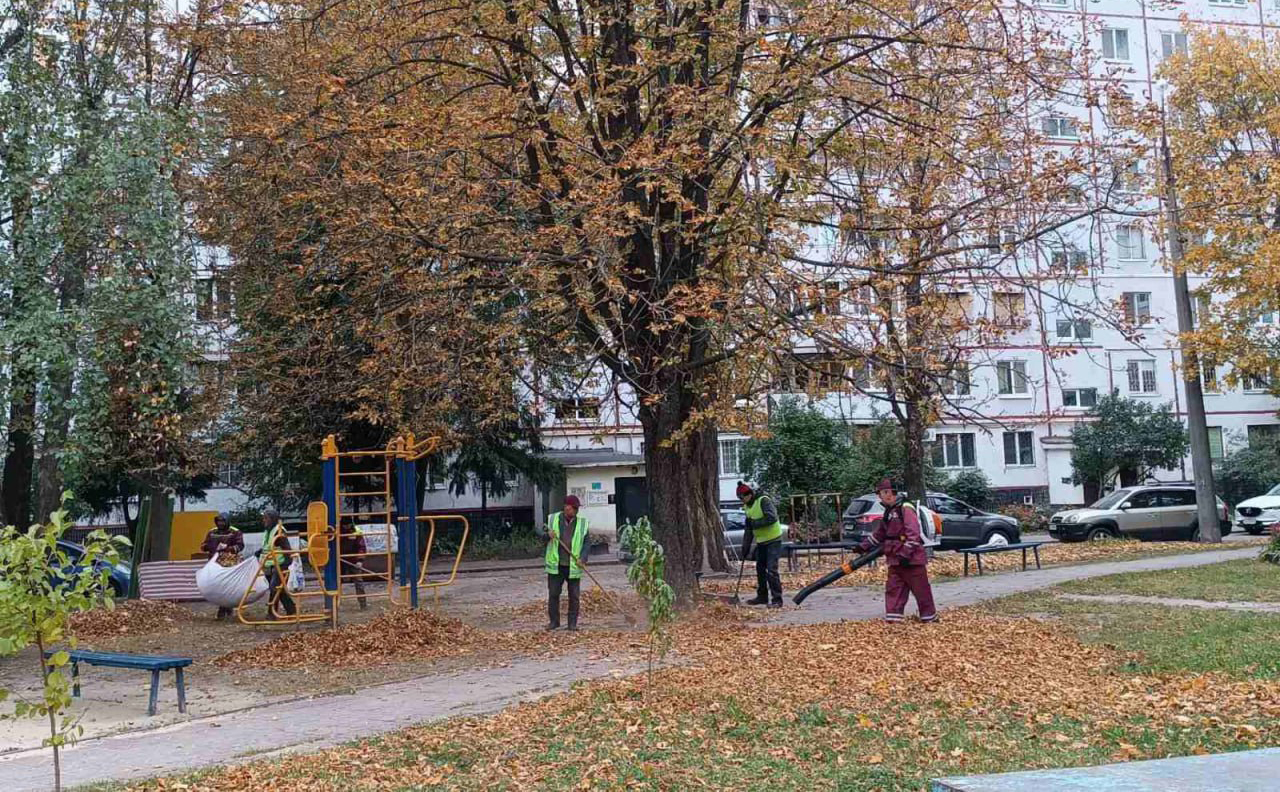 Харківські комунальники впорядковують прибудинкові території