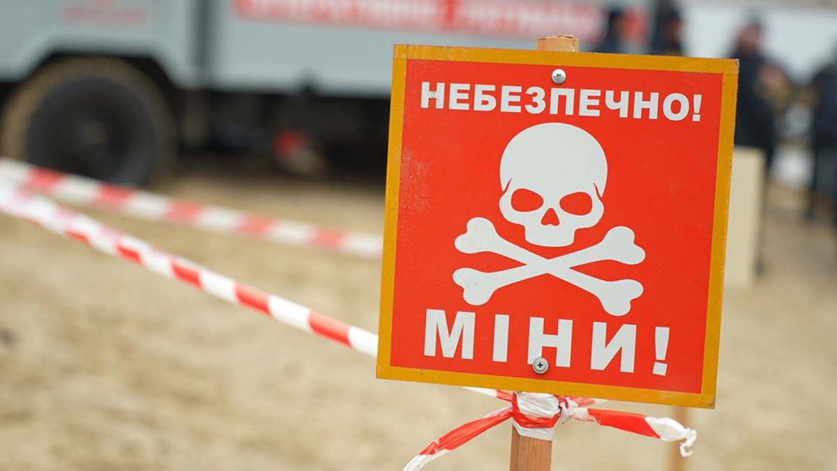 На Харківщині на вибухівці підірвався трактор: є постраждалий