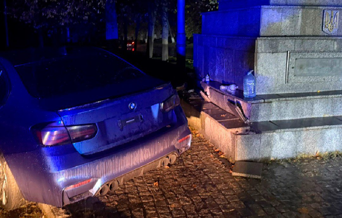BMW врізався у стелу на проспекті Незалежності у Харкові