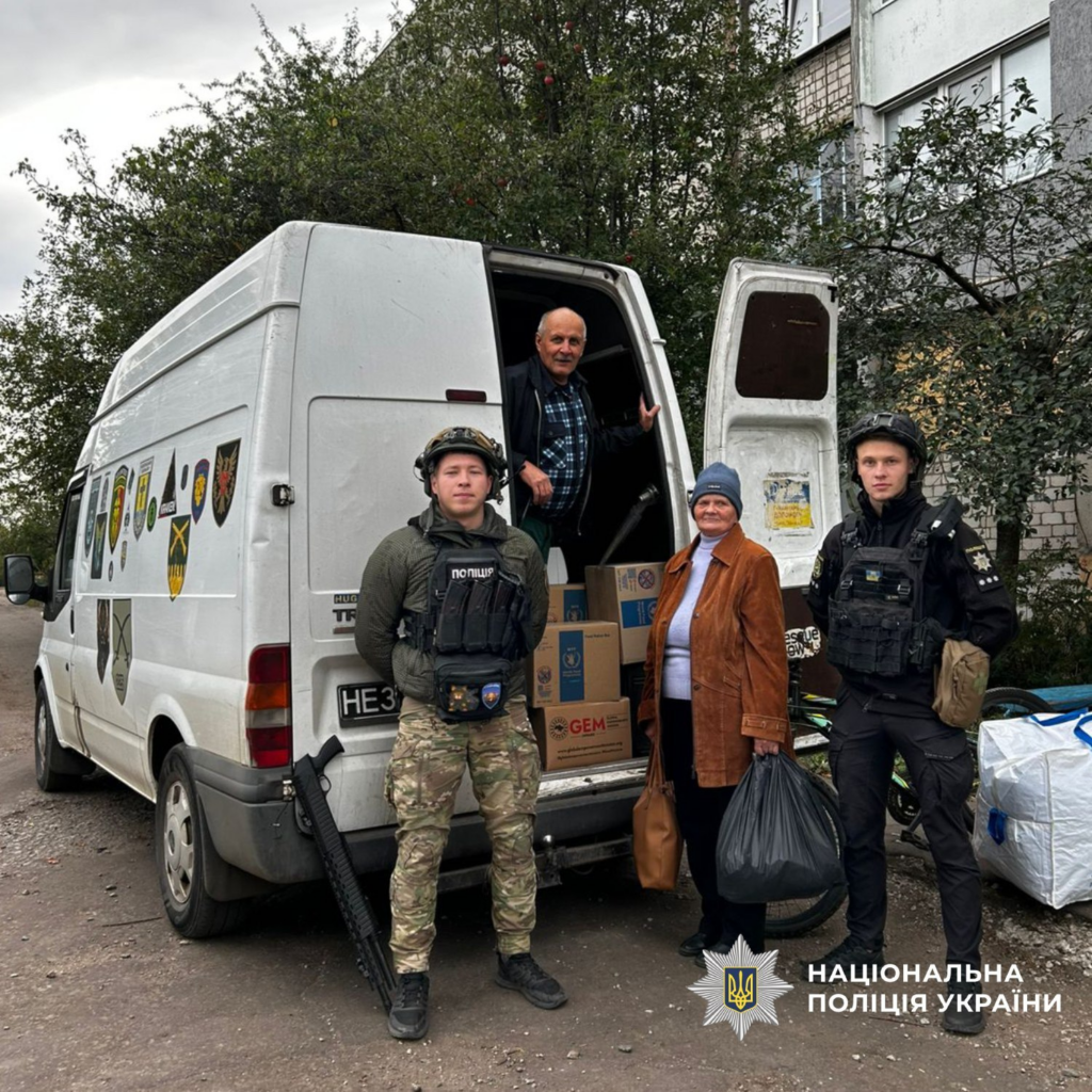Поліцейські Харківщини евакуювали 8 цивільних із прифронтових районів