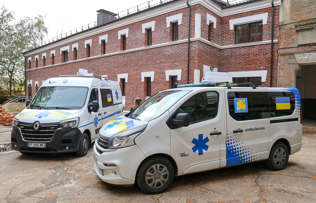 Французи передали харківським медикам швидкі, обладнані РЕБами