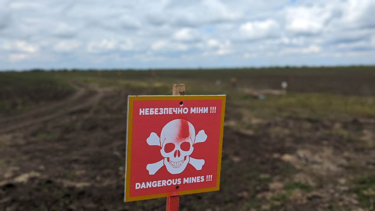На Харківщині у полі підірвався трактор: є постраждалий