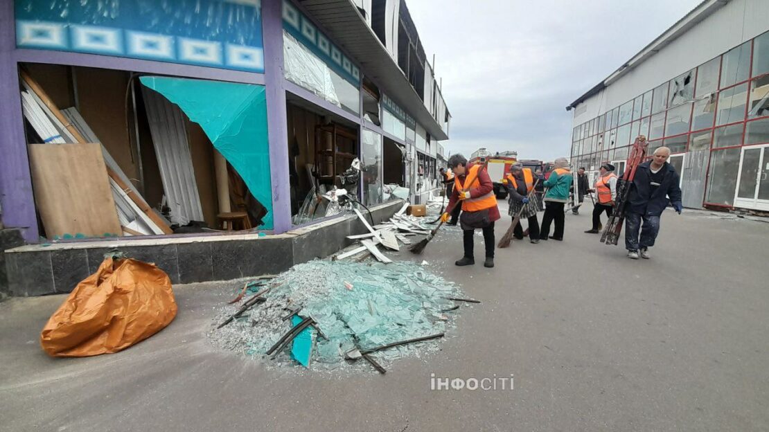 Як виглядає ринок «Барабашово» після нічного авіаудару (фото)