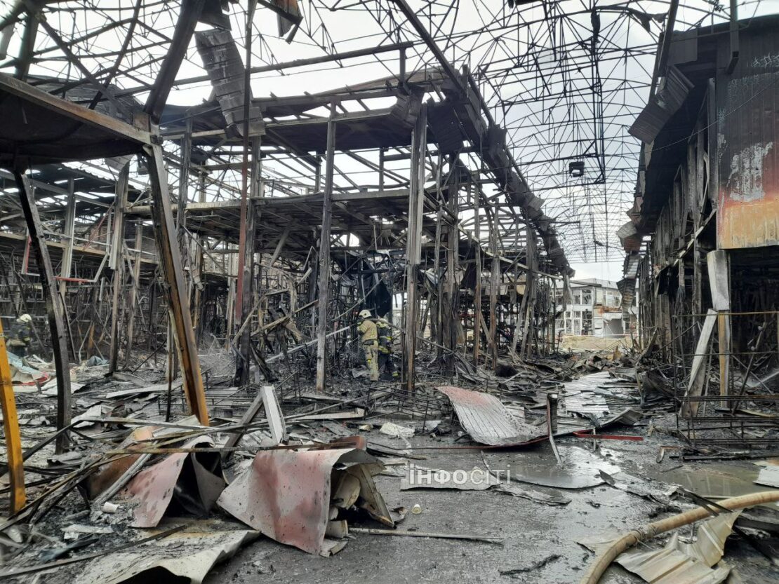 Як виглядає ринок «Барабашово» після нічного авіаудару (фото)