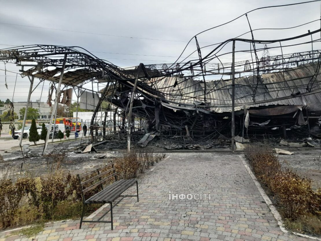 Як виглядає ринок «Барабашово» після нічного авіаудару (фото)