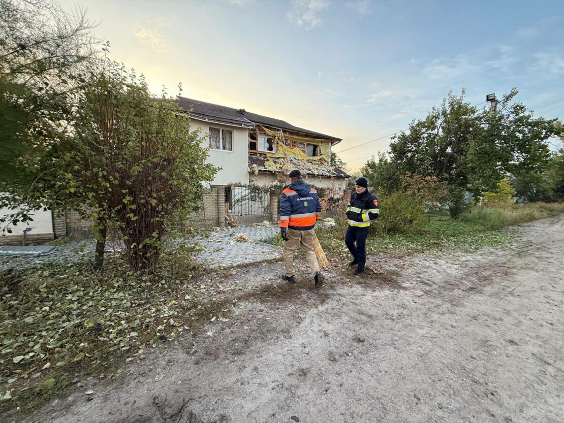 У Харкові усувають наслідки нічної ворожої атаки (фото)