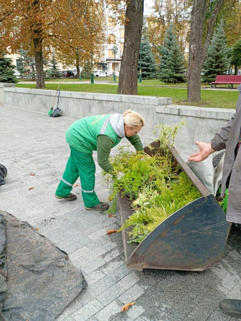 Квітники в саду Шевченка готують до зими (фото)