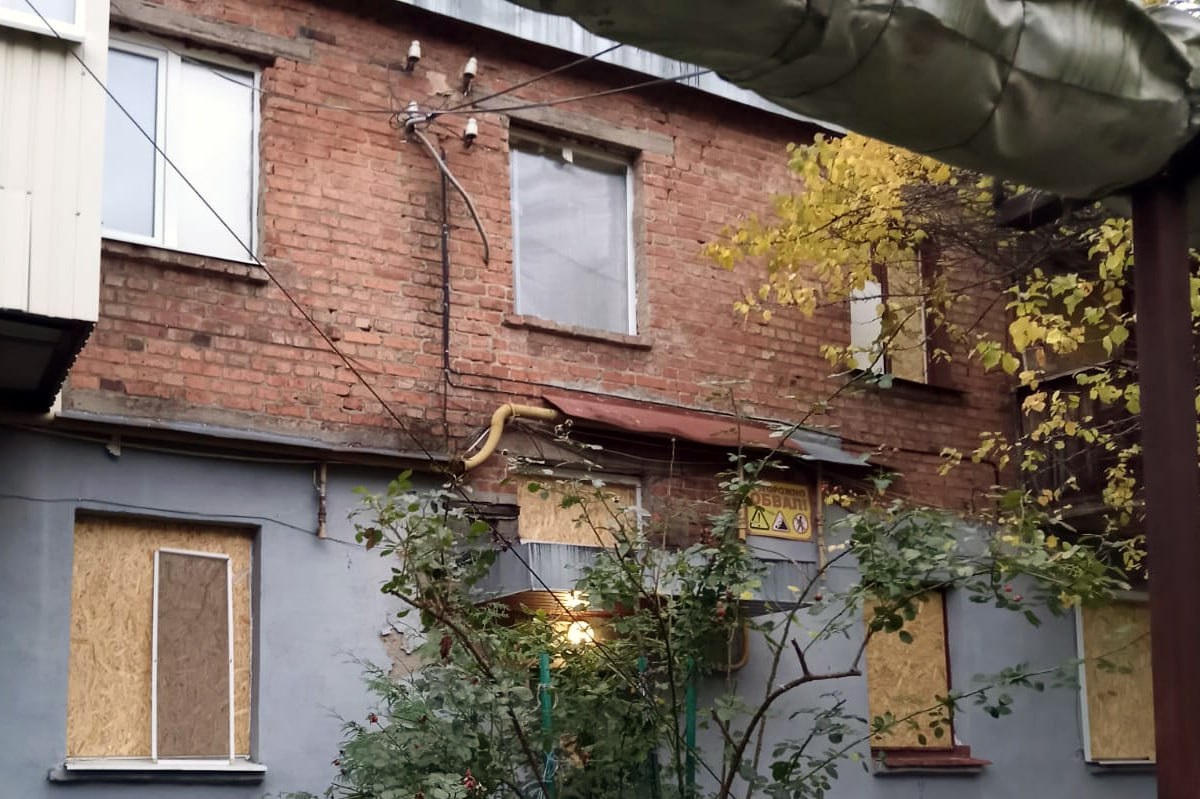 У Харкові усувають наслідки ворожих ударів
