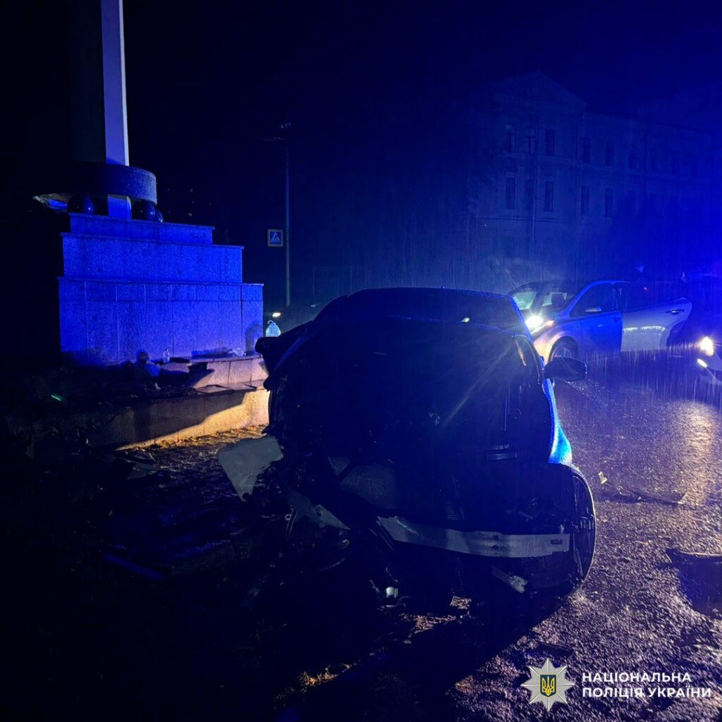BMW врізався у стелу на проспекті Незалежності у Харкові