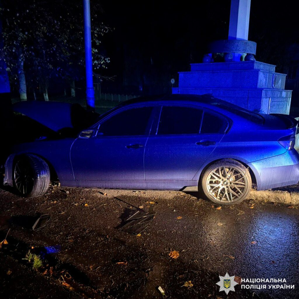 BMW врізався у стелу на проспекті Незалежності у Харкові