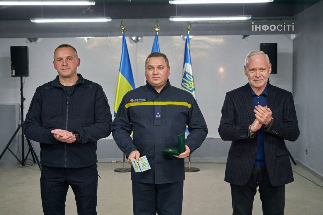 Ігор Терехов відзначив героїв, які врятували дітей після ворожого обстрілу (фото)