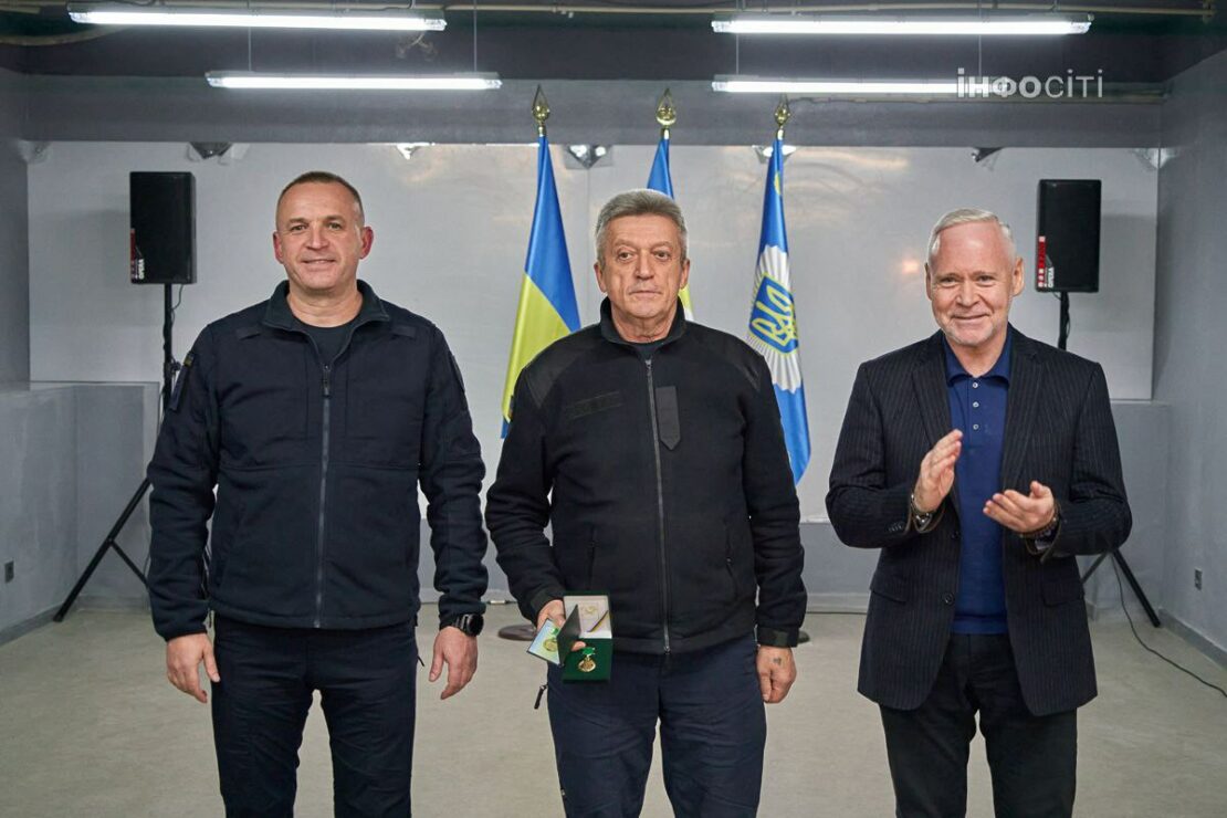 Ігор Терехов відзначив героїв, які врятували дітей після ворожого обстрілу (фото)