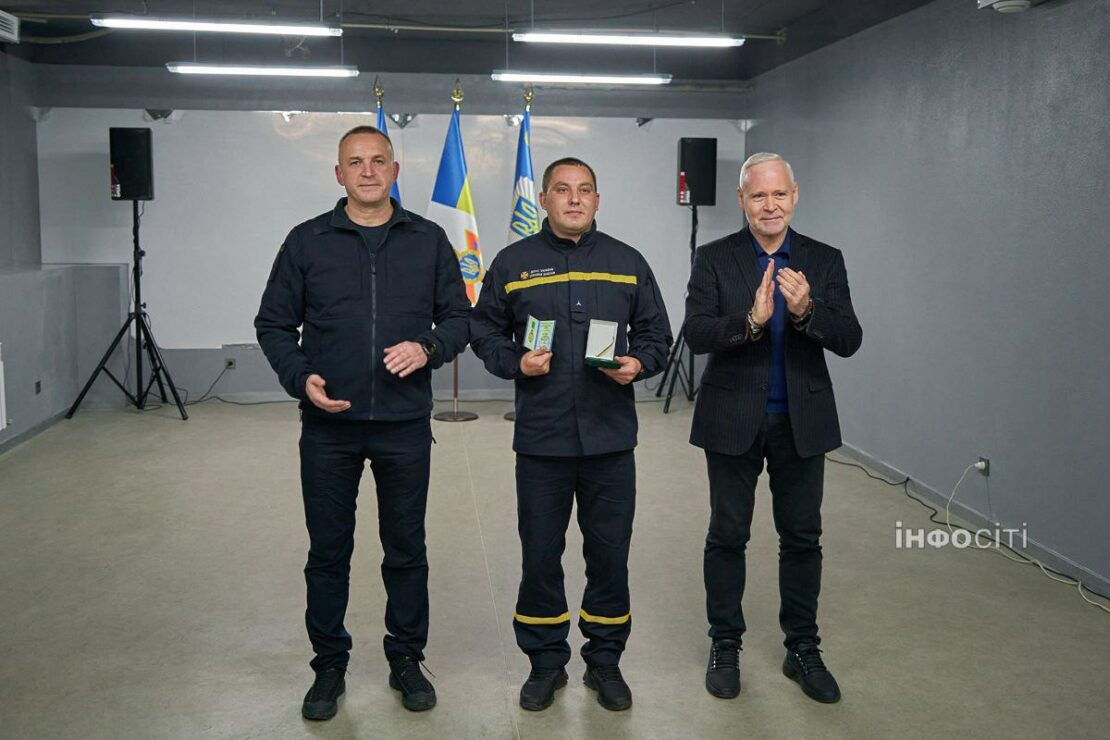 Ігор Терехов відзначив героїв, які врятували дітей після ворожого обстрілу (фото)